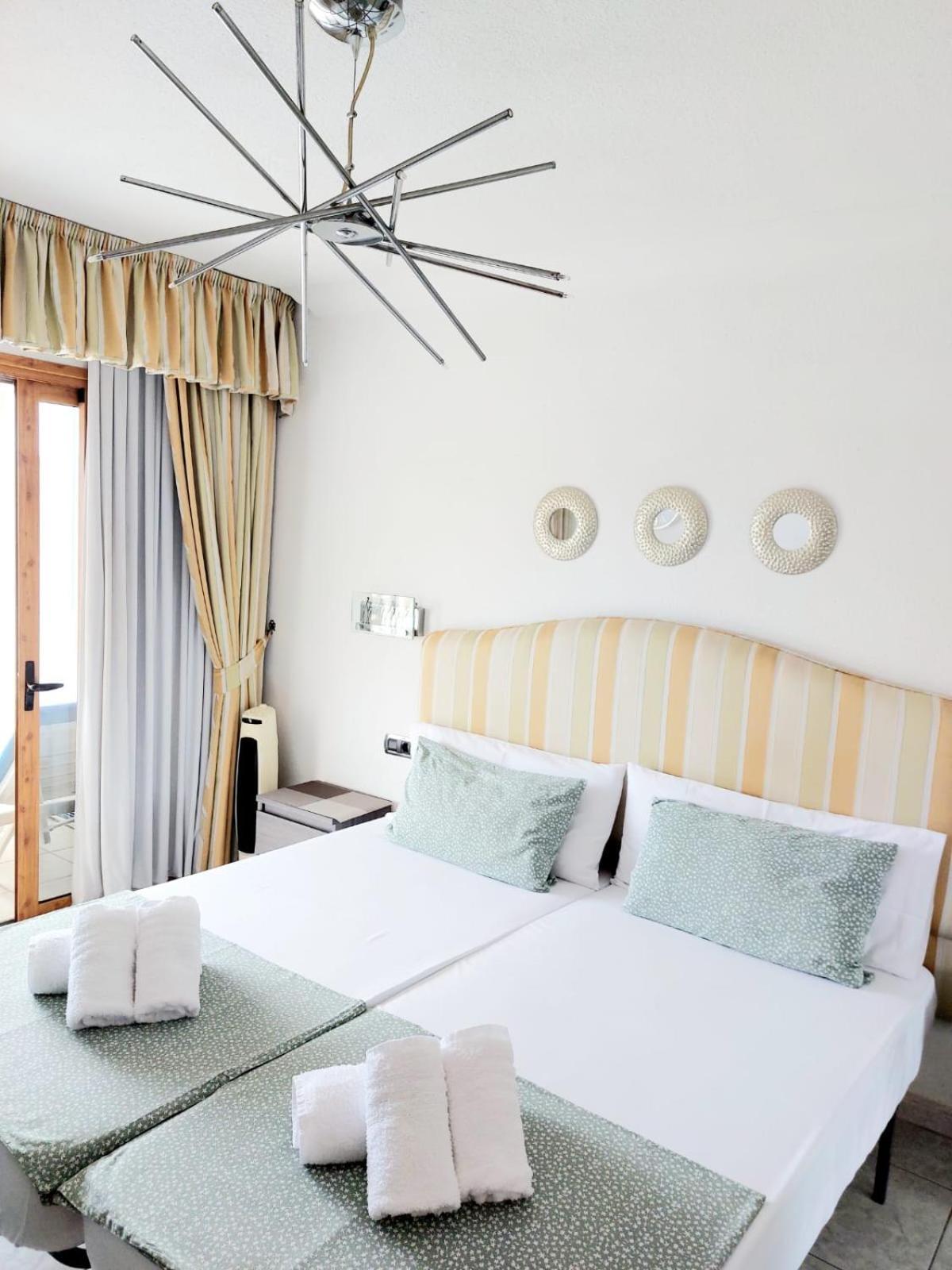 Apartment First Line Geranios Ocean View Air Conditioned 50 M From La Pinta *